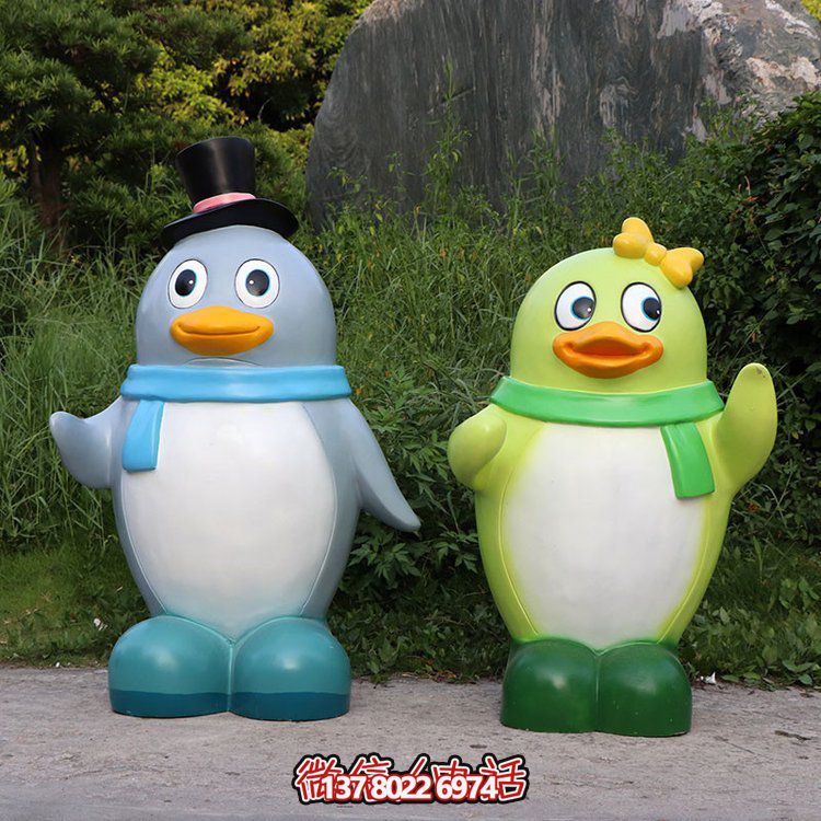 玻璃鋼彩繪企鵝景觀公仔，為幼兒園戶外擺件
