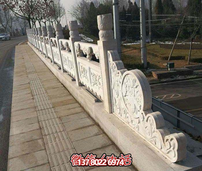 現(xiàn)代城市綠化防護(hù)欄桿，融入自然元素的花崗巖石雕