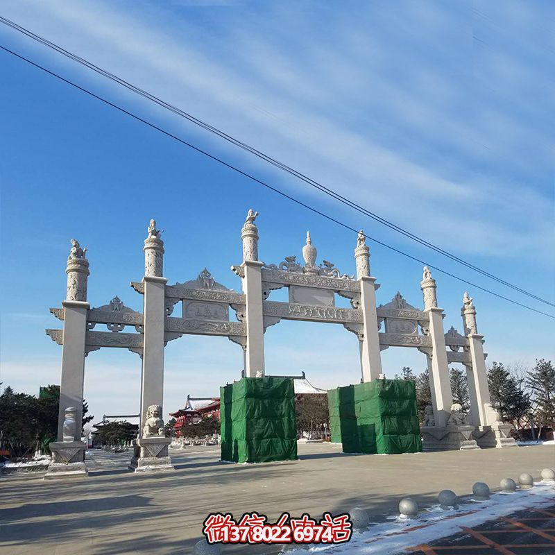 新款漢白玉牌坊，美觀而古樸的石六柱，為寺院和景區(qū)增添靈氣