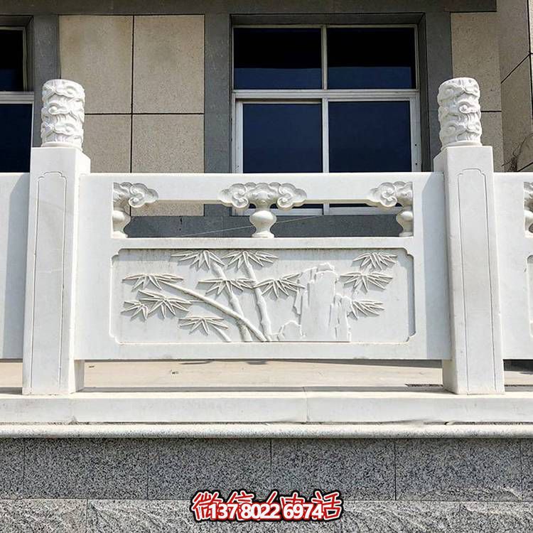 精致古典庭院雕飾浮雕石柱、欄桿、欄板，營(yíng)造溫馨園林