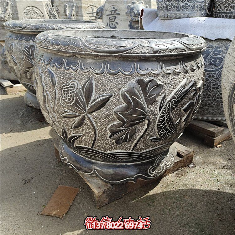 古建庭院蓄水缸，用青石點綴