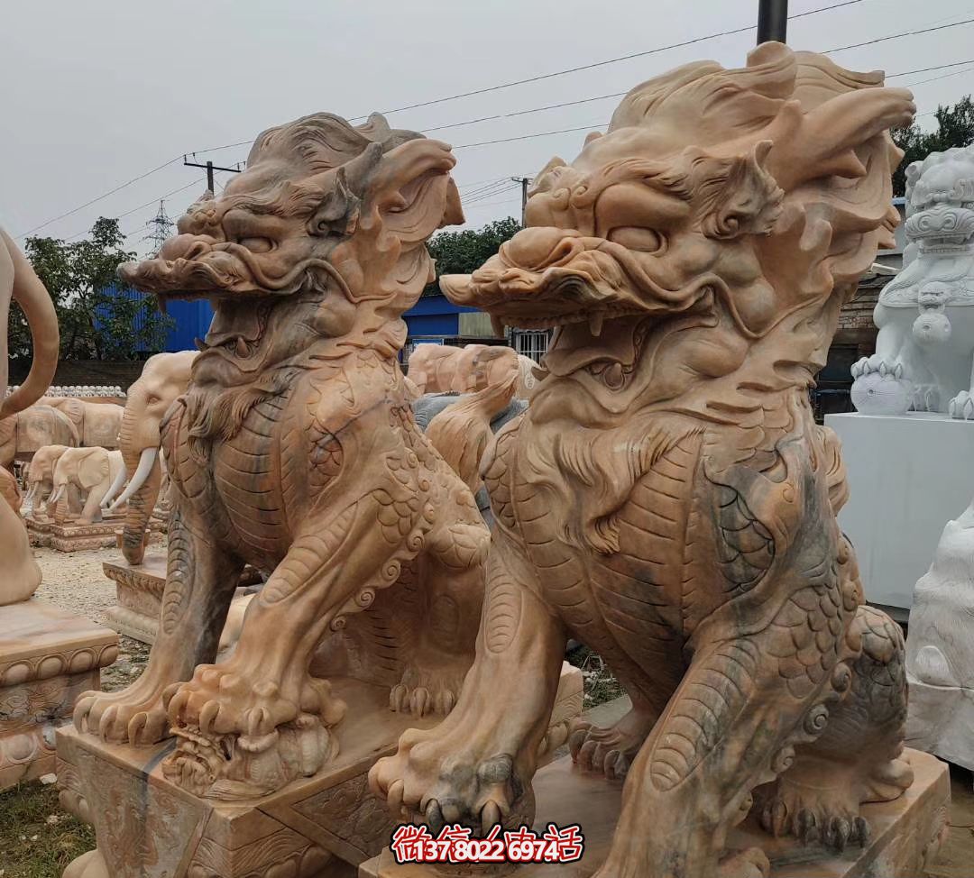大型黃蠟石麒麟雕塑，點(diǎn)綴廣場景觀