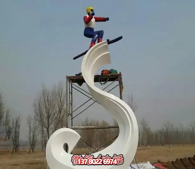 彩繪不銹鋼雕塑，把滑雪運(yùn)動主題人物雕刻到廣場上