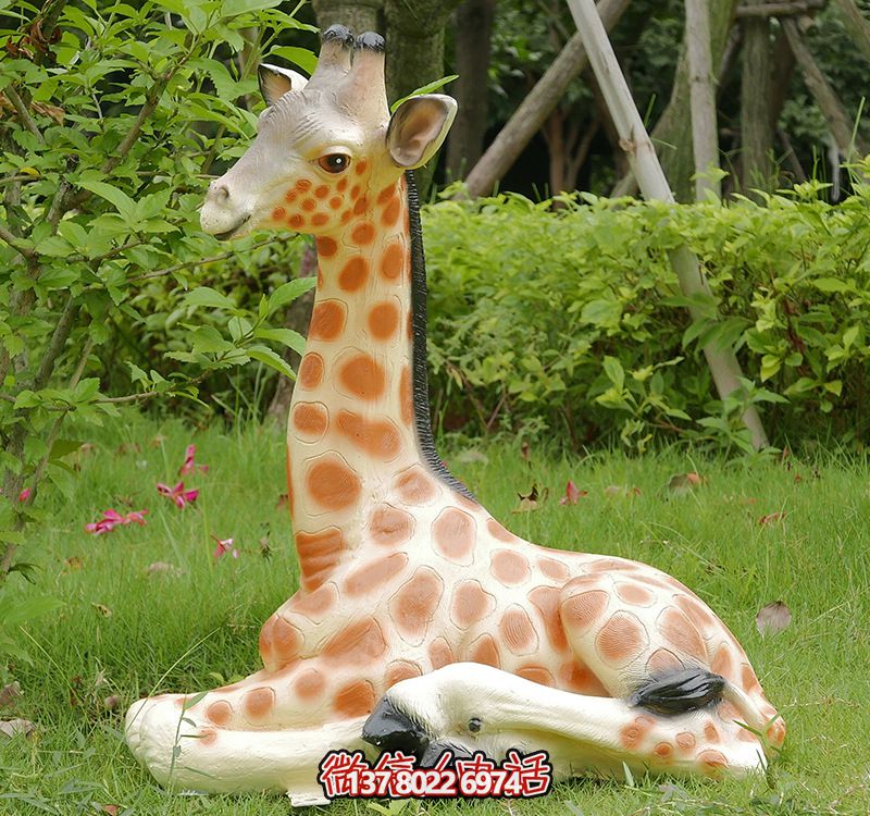 彩繪仿真動物玻璃鋼雕塑，營造出寧靜自然的公園草坪