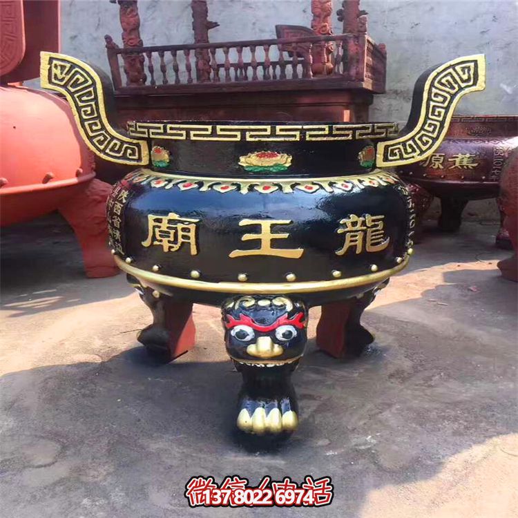精美彩繪金漆圓形香爐，為寺廟添彩
