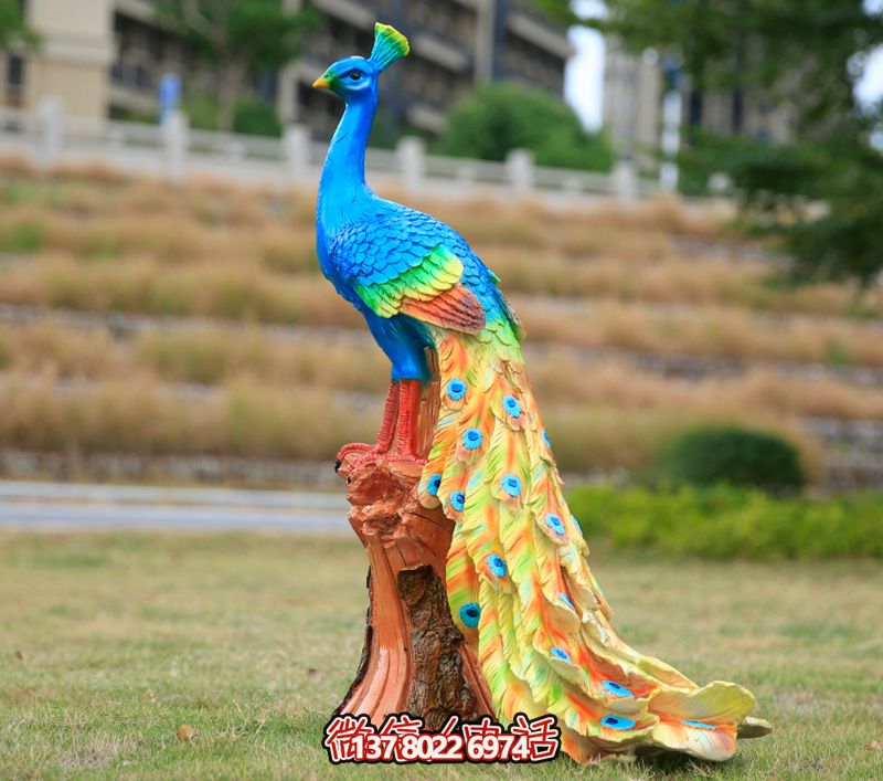 玻璃鋼孔雀雕塑，點綴公園草坪