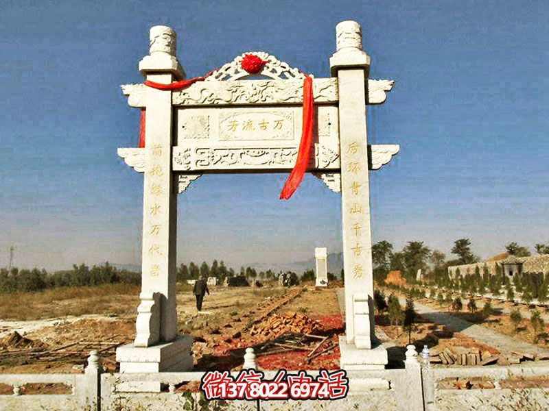 花崗巖簡易牌坊，擺放石墓地