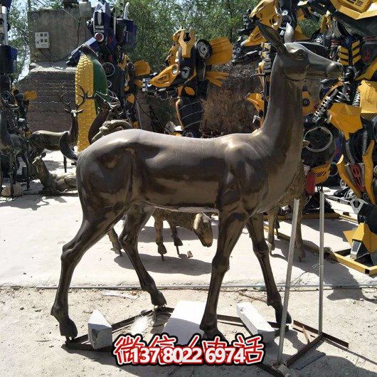 精美雕塑鹿，點(diǎn)綴園林景觀，增添藝術(shù)氣息