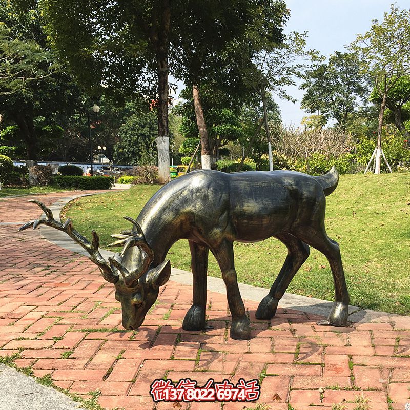 精美鹿雕塑，在公園里覓食的活力象征