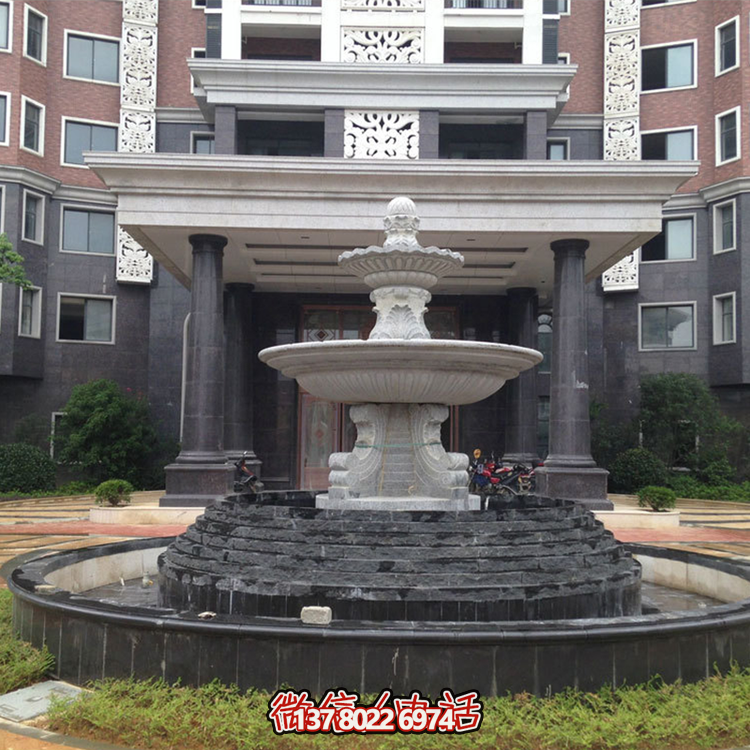 清新的雙層噴泉水雕裝飾，為辦公大樓門前增添靈動(dòng)氣息