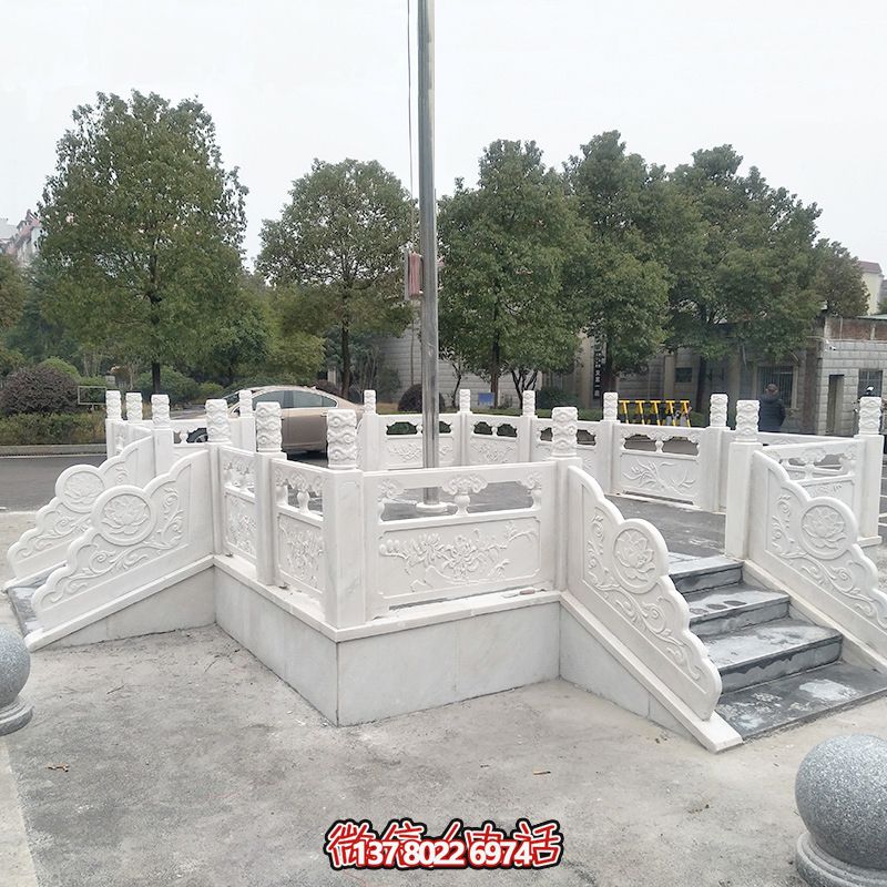 升旗臺(tái)石雕——精雕細(xì)琢，點(diǎn)綴校園風(fēng)采
