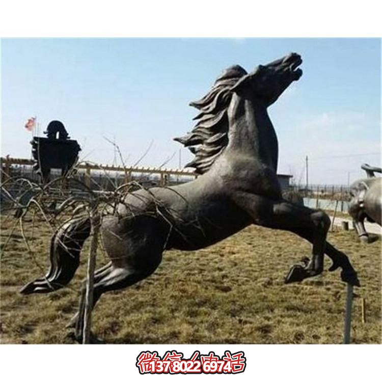 大型銅雕塑，為園林廣場(chǎng)擺放奔跑馬