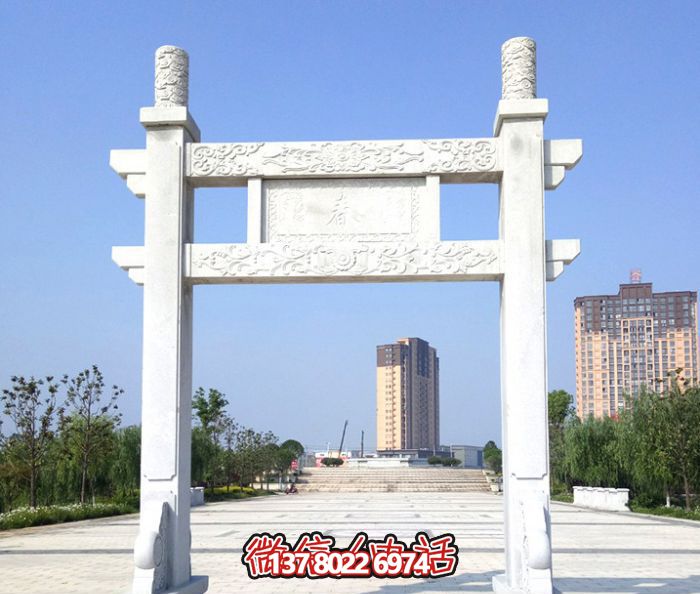 簡易大理石牌樓，為公園廣場擺放單門
