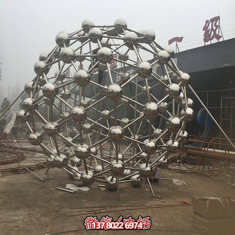 不銹鋼鏤空雕塑，為戶外景觀增添獨特色彩