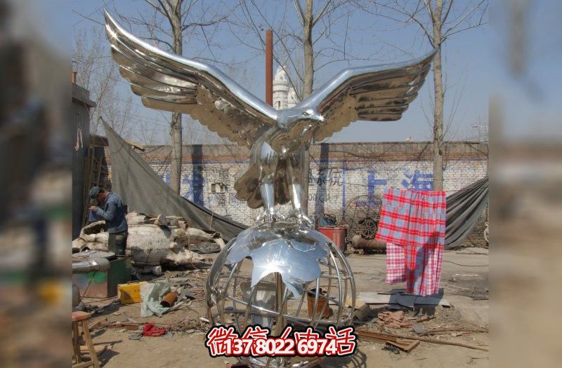 休息時刻，欣賞不銹鋼老鷹雕塑