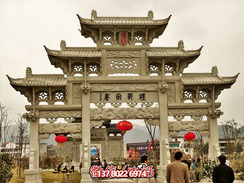 鏤空三門牌坊，點(diǎn)綴城市廣場