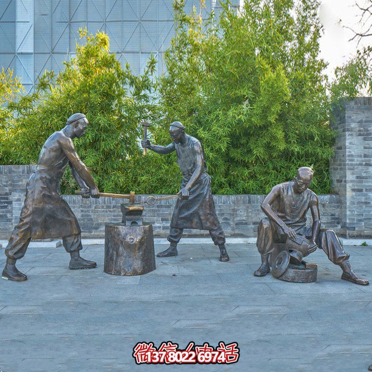 打鐵場(chǎng)景人物銅雕，鑄銅鑄造民俗生活人物情景雕塑