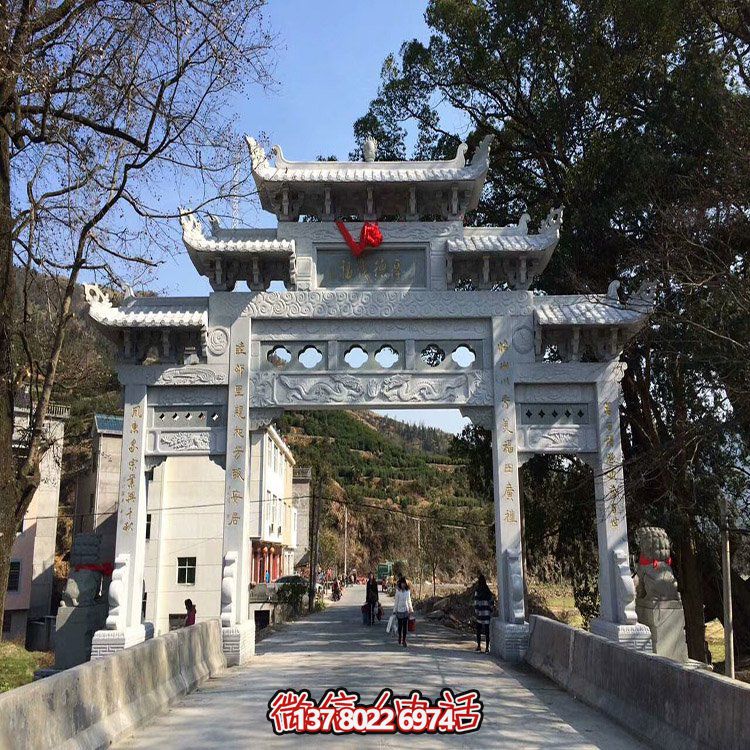 村口石牌坊，三間四柱石雕牌樓