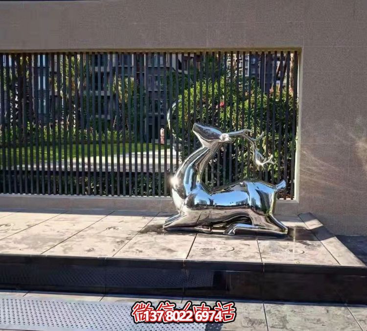 抬頭跪地鹿雕塑，地產(chǎn)售樓部鏡面不銹鋼鹿動物擺件