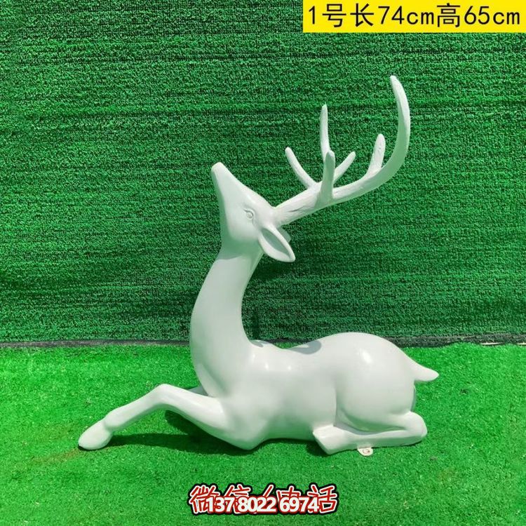 白色的梅花鹿，臥姿，仰頭，可上色