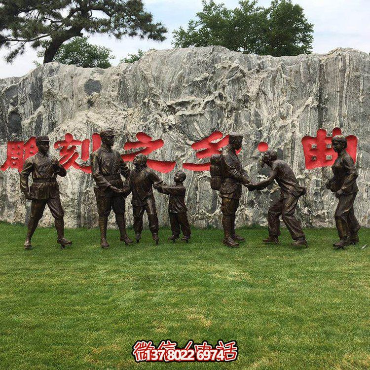 玻璃鋼仿銅人物，八路軍和鄉(xiāng)親握手的景觀擺件